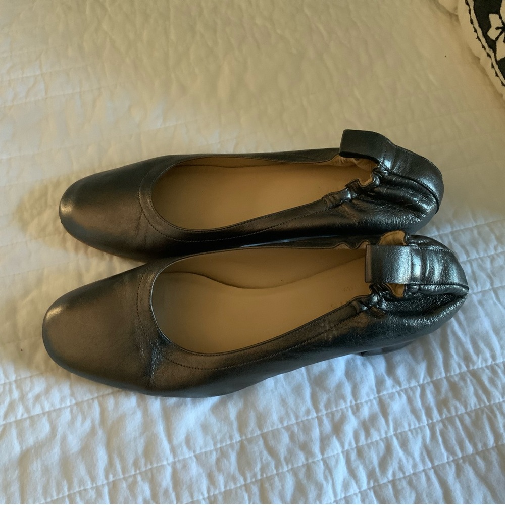 Everlane Size 7 “Day Heel” in neutral silver-gray/platinum